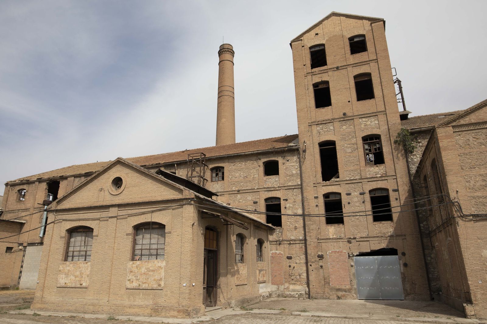 Una de las torres de la fábrica