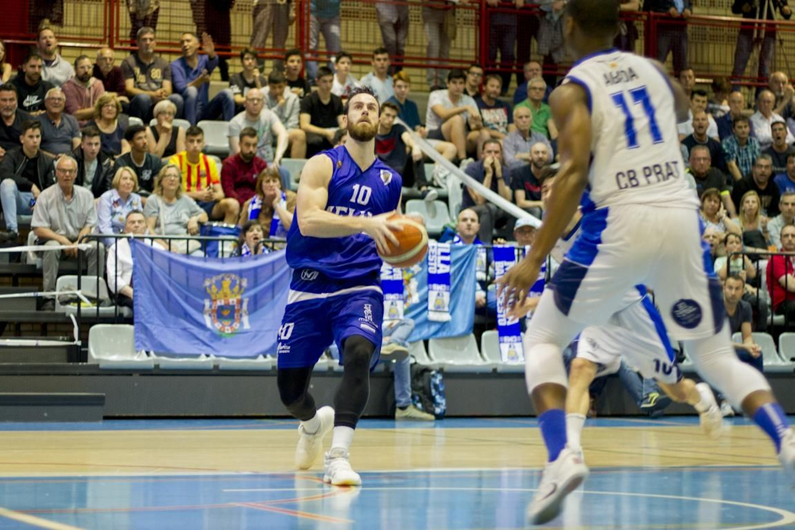 Almazán penetra a canasta en un partido del 'play of'f ante El Prat.