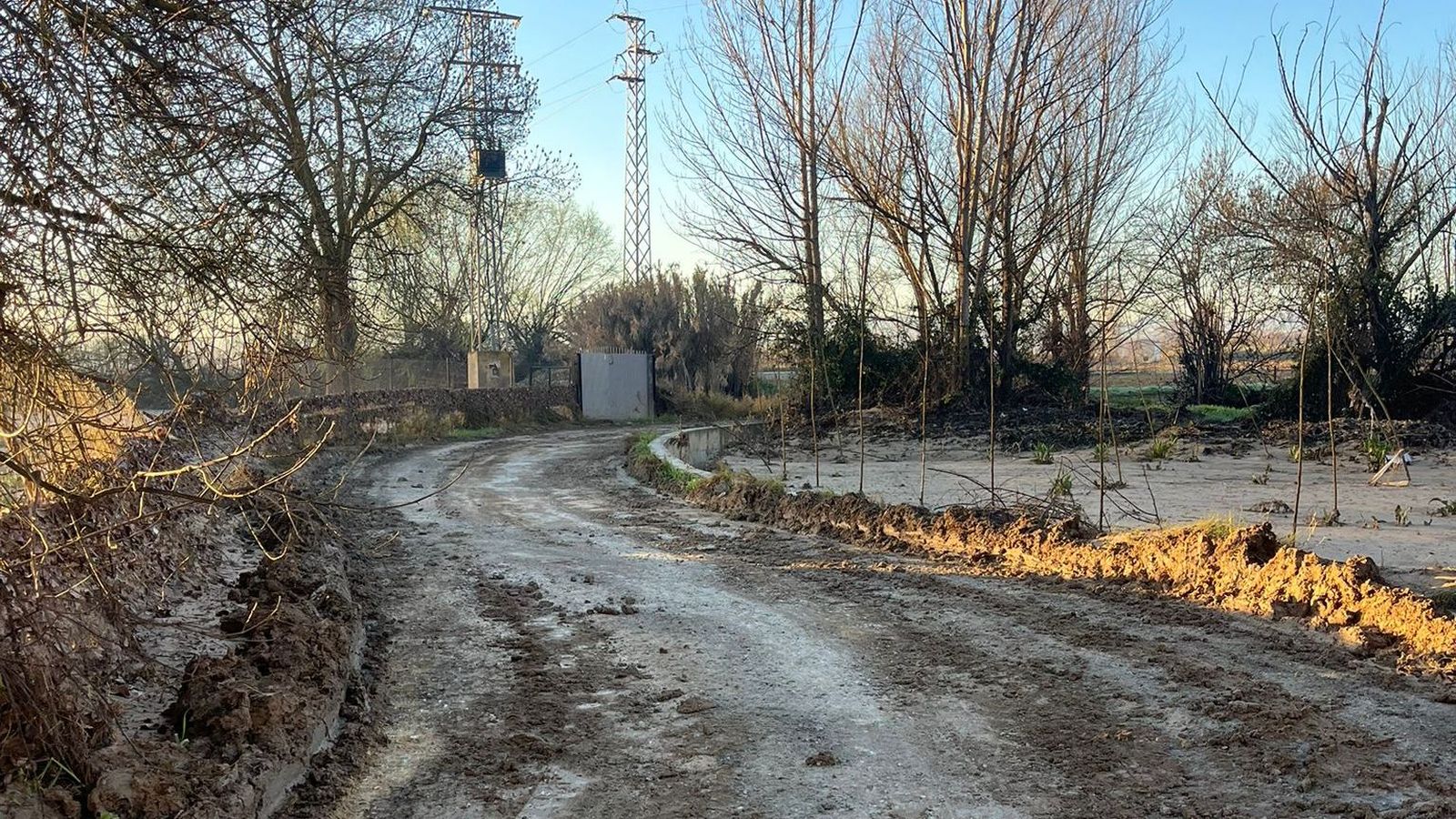 Imagen de los lodos depositados en un camino de Fuente Vaqueros tras las crecidas de los ríos
