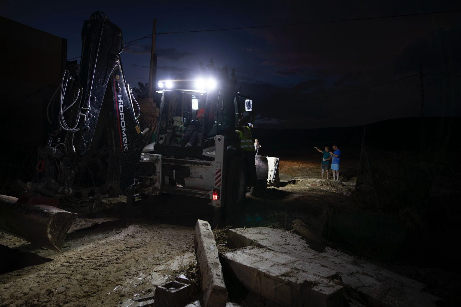 Gobernador afronta los efectos de las lluvias que han anegado la localidad granadina: las imágenes