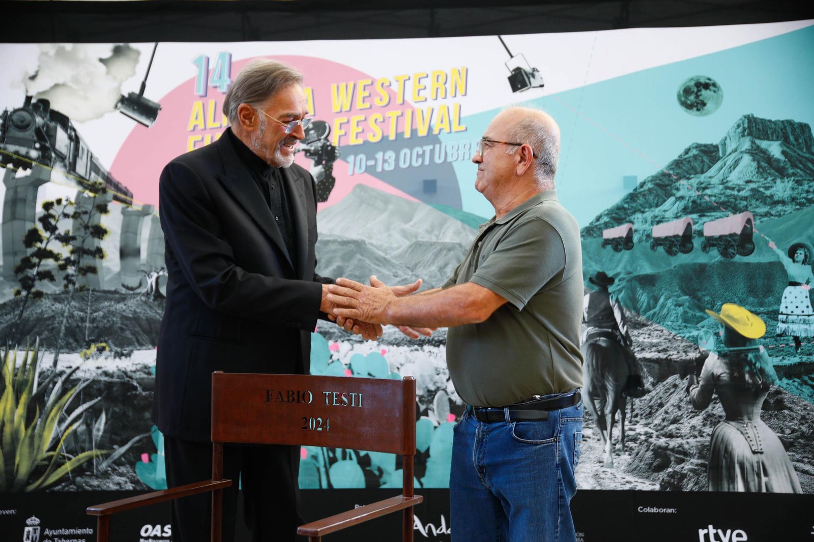 Descubrimiento de la silla del actor Fabio Testi en el Paseo de la Fama de Tabernas, en imágenes
