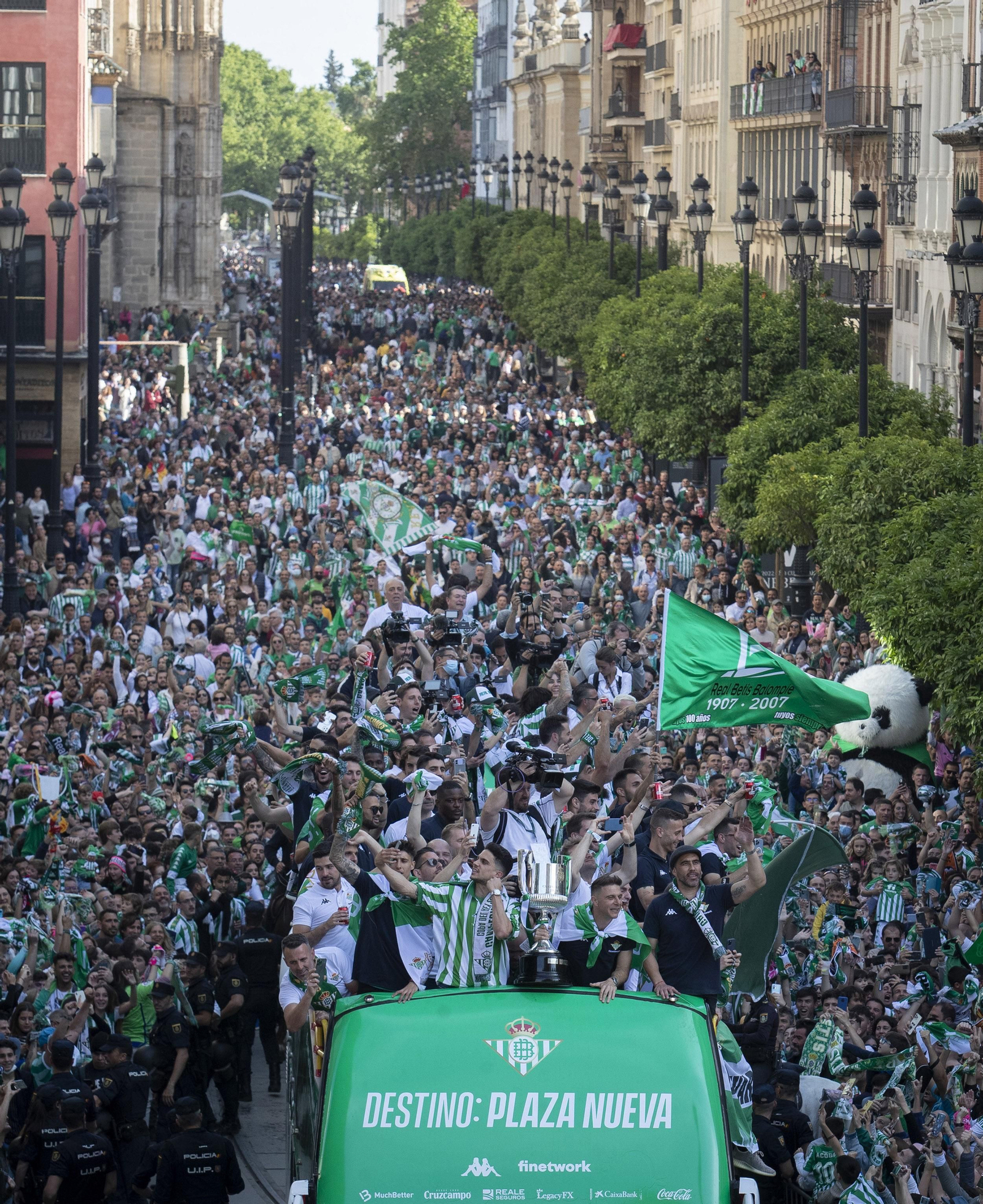 Las imágenes de la celebración del Betis por las calles de Sevilla