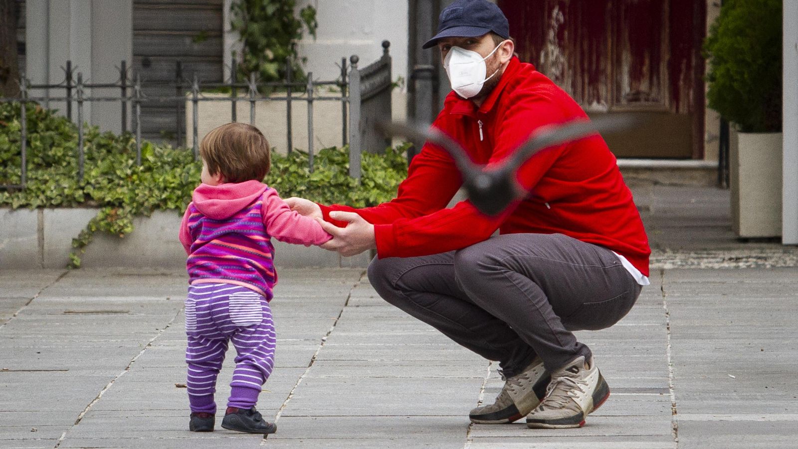 Un padre cuida de un pequeño.