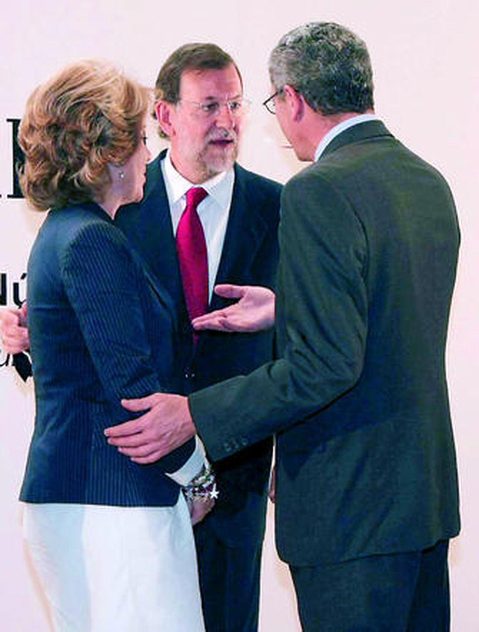 Rajoy conversa con Aguirre y Gallardón antes de la conferencia de Núñez Feijóo, ayer en Madrid.