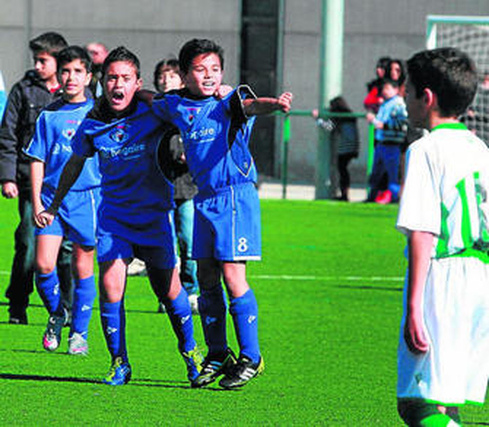 Los jugadores del Salvador Alleden celebran un gol ante el Atlético Cordobés.