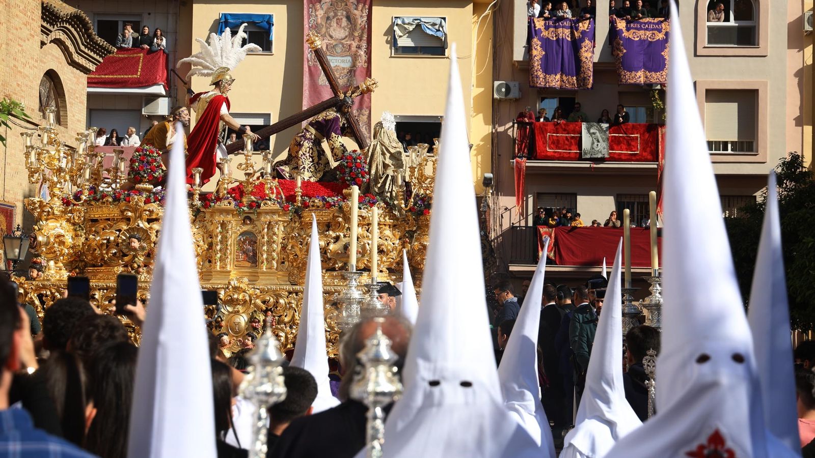 Tres Caídas en la calle un lunes Santo.
