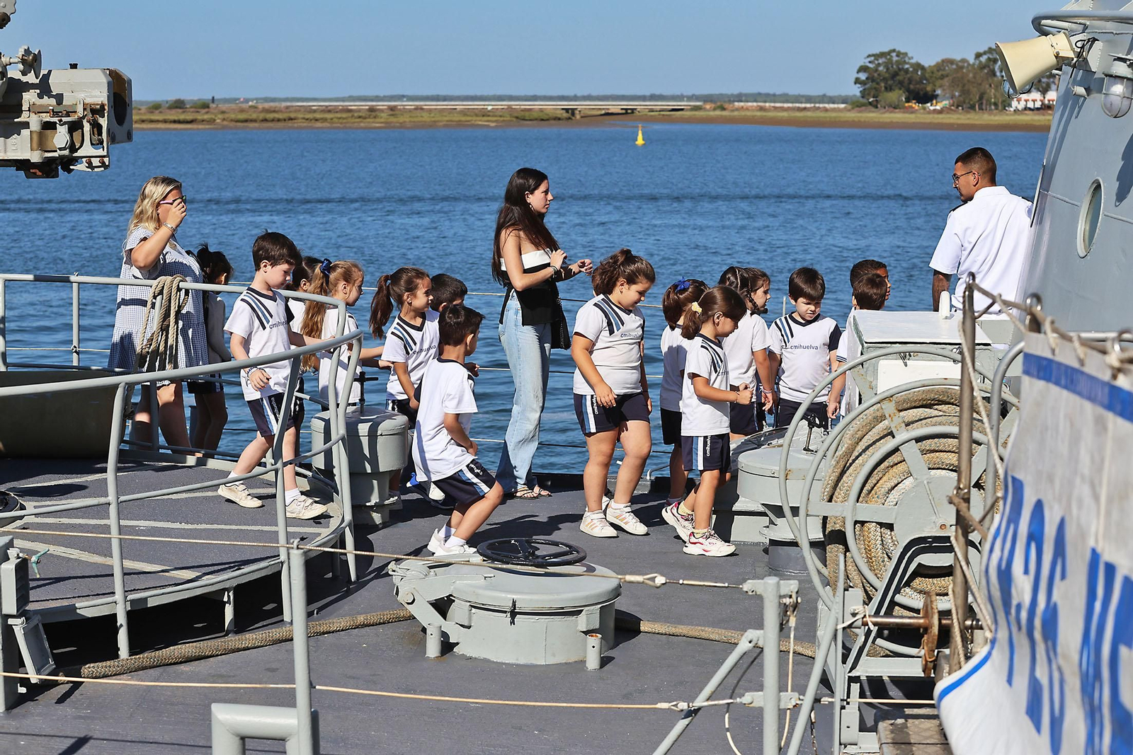 Imágenes de las visitas al patrullero de la Armada Española Medas p-26