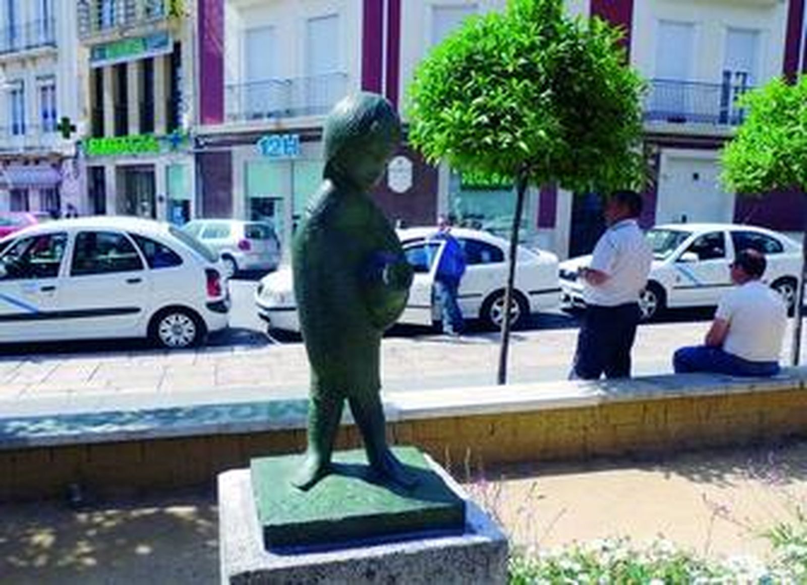 Una de las esculturas de Marino Amaya recién restauradas, ayer, en el Jardín de los Monos.