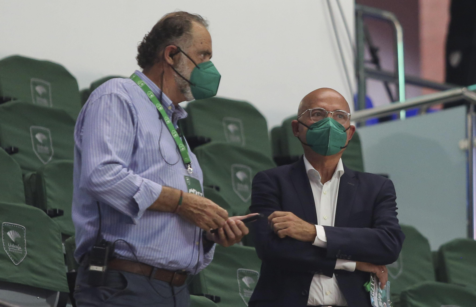 Antonio Jesús López Nieto, a la derecha, en el palco del Carpena.