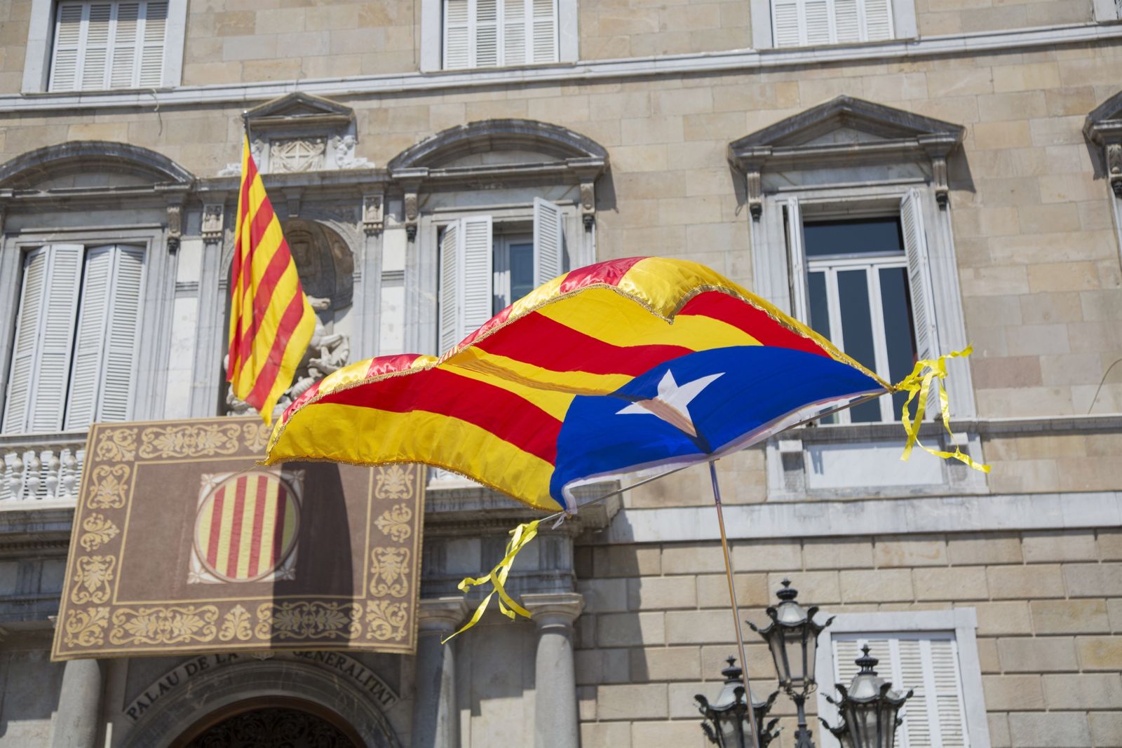 Una 'senyera' ondea en la Plaza de Sant Jaume