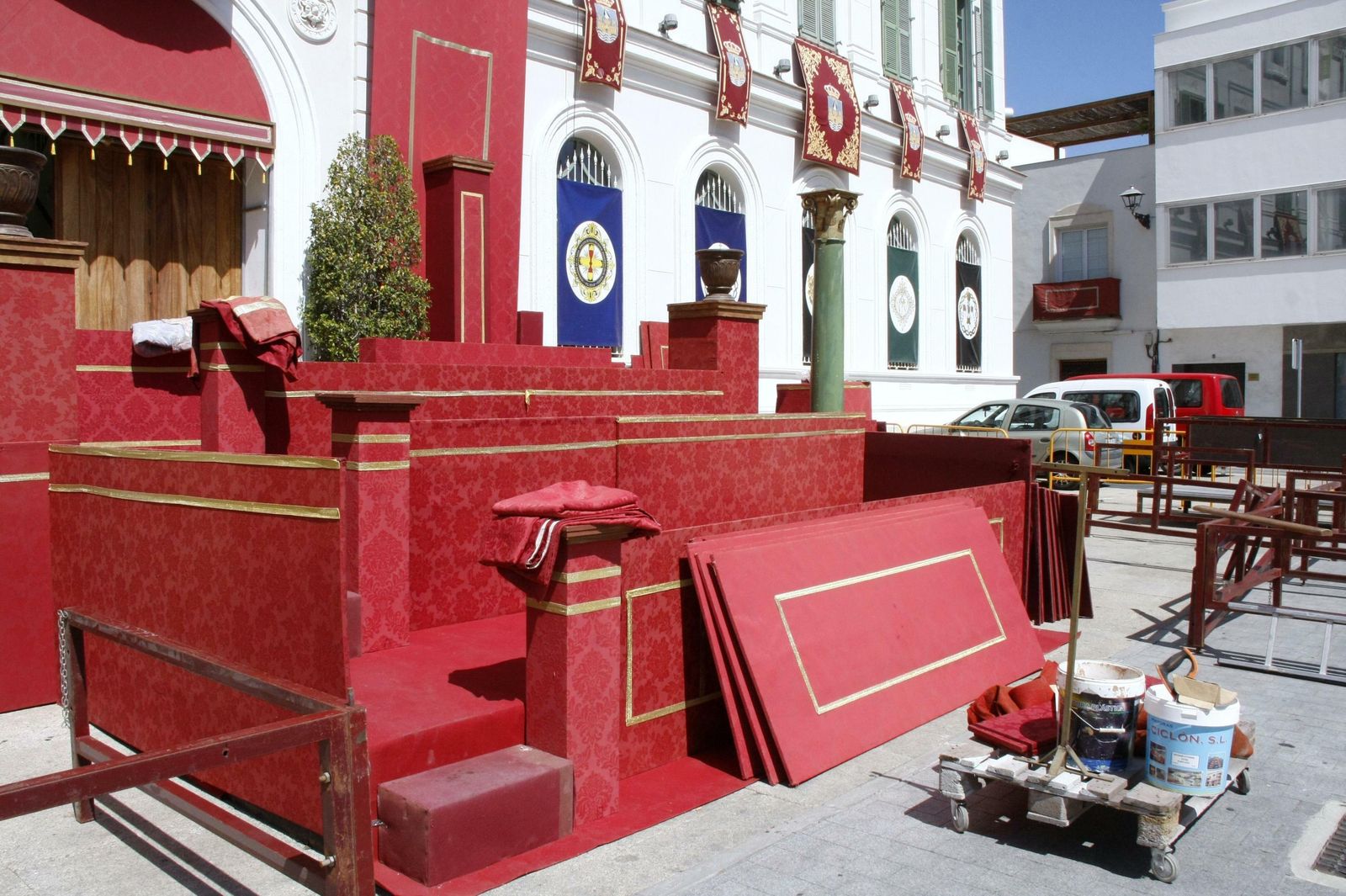 Imagen de la plaza Peral, justo frente al Ayuntamiento, el año pasado durante el montaje de la Carrera Oficial.