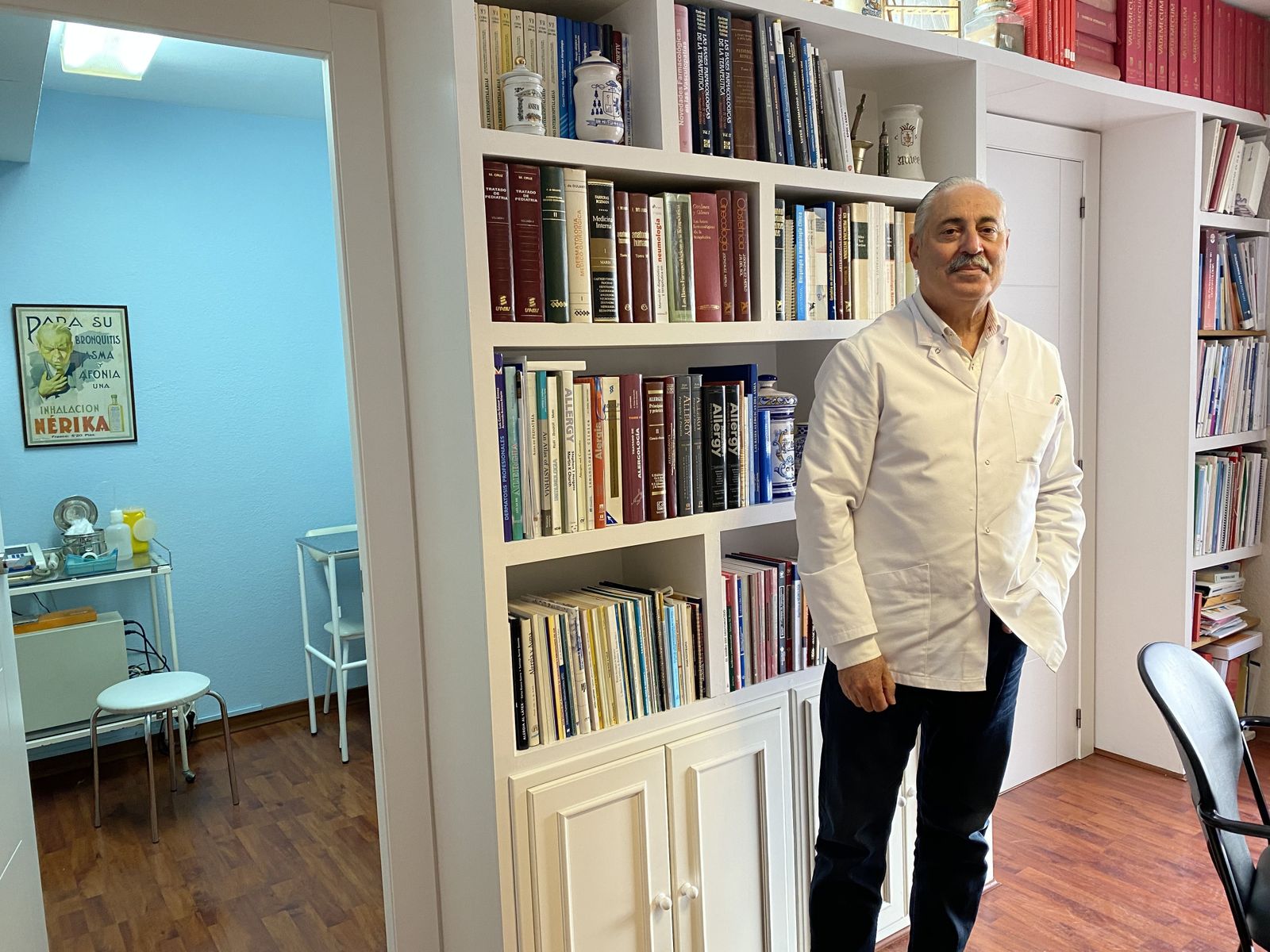El alergólogo Juan José Zapata en su consulta.