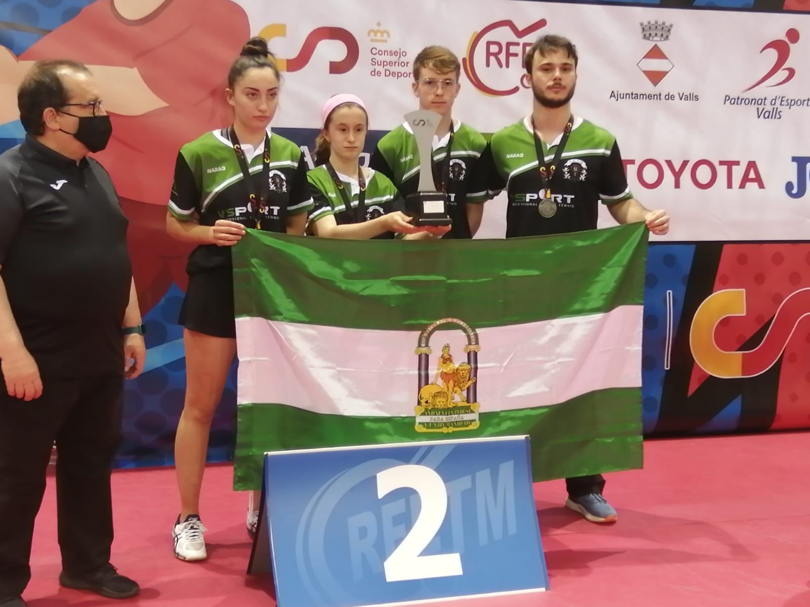 Claudia Reynaldo, junto a sus compañeros de selección, con su medalla de plata.