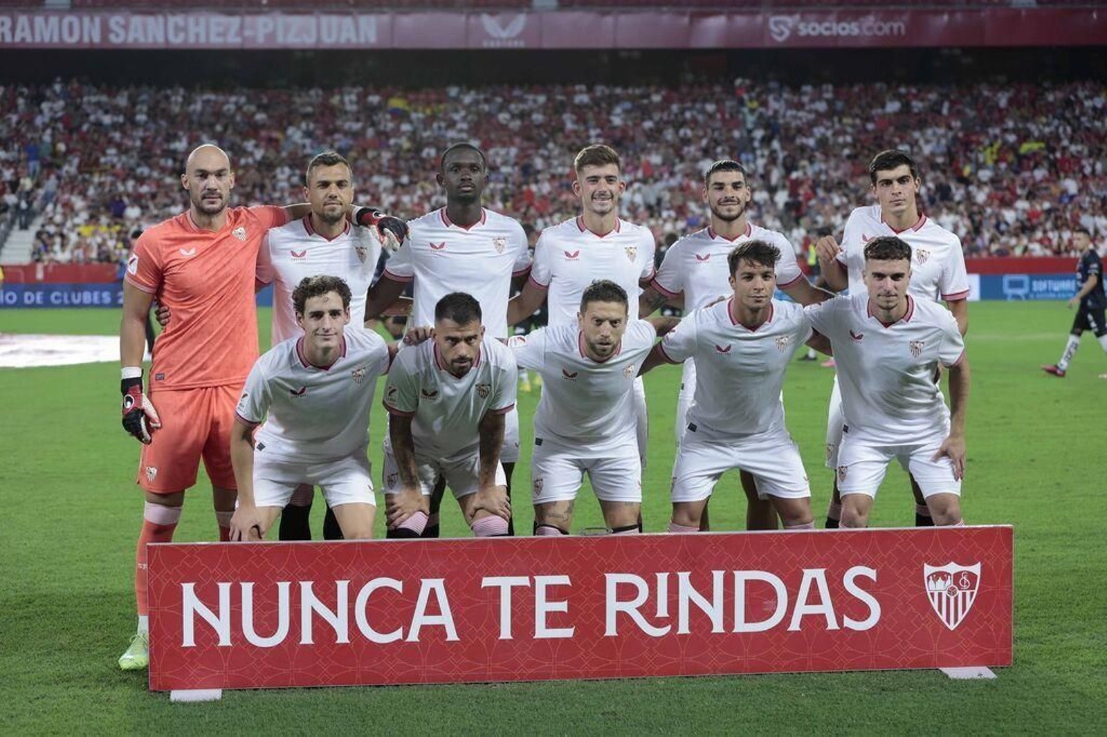 Formación del Sevilla en el Trofeo Puerta, muy distante aún de la que debe empezar la Liga.