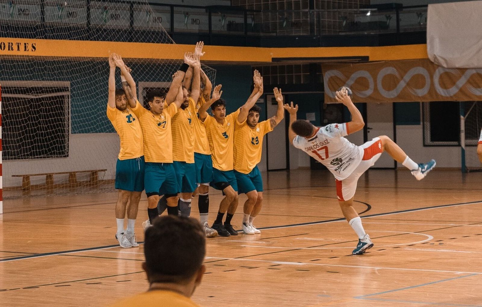 Carlos González intenta un lanzamiento con el reloj a cero contra el Caseríos Ciudad Real.