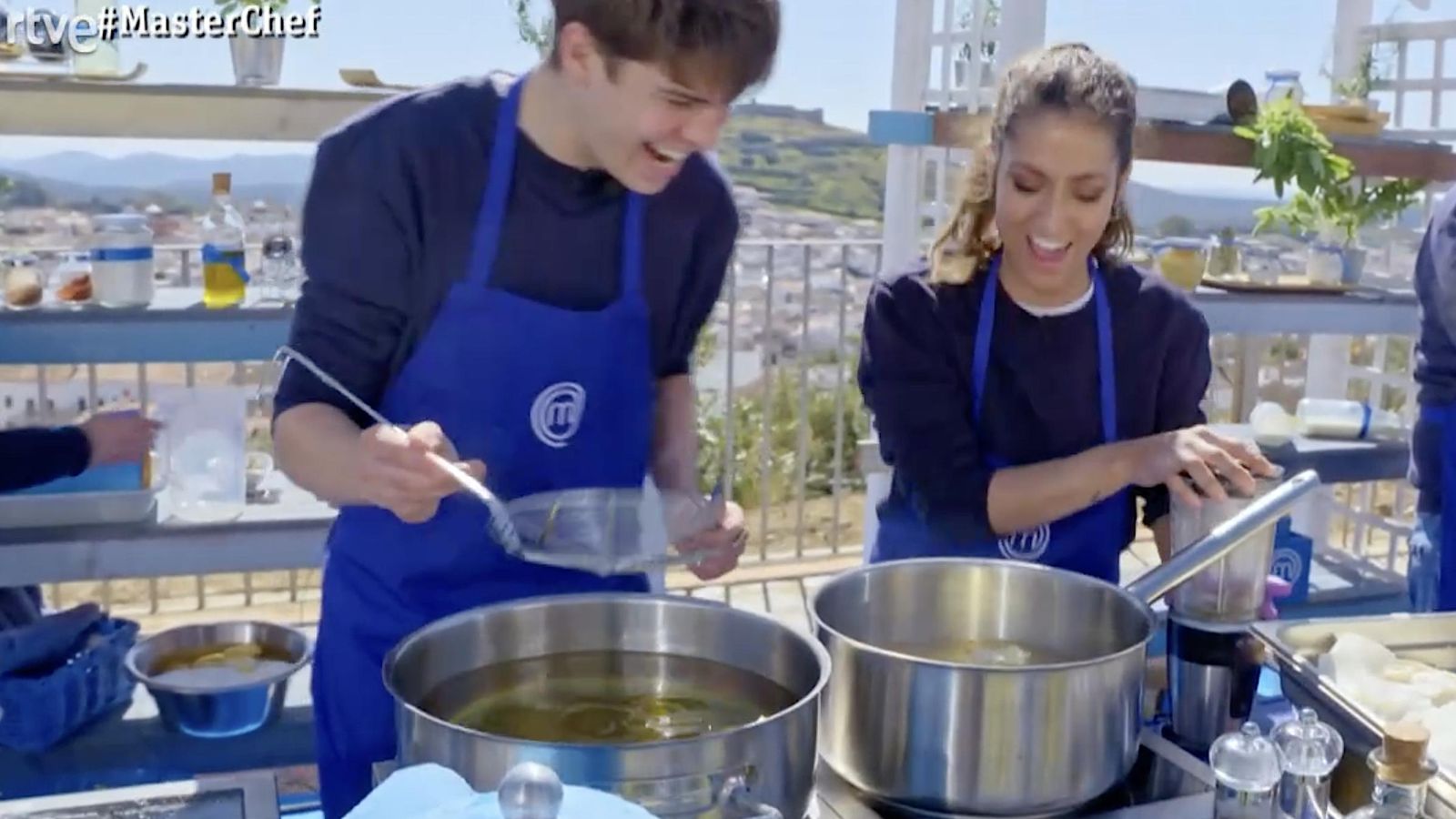 Concursantes durante la prueba en el increíble jardín del Barceló Aracena