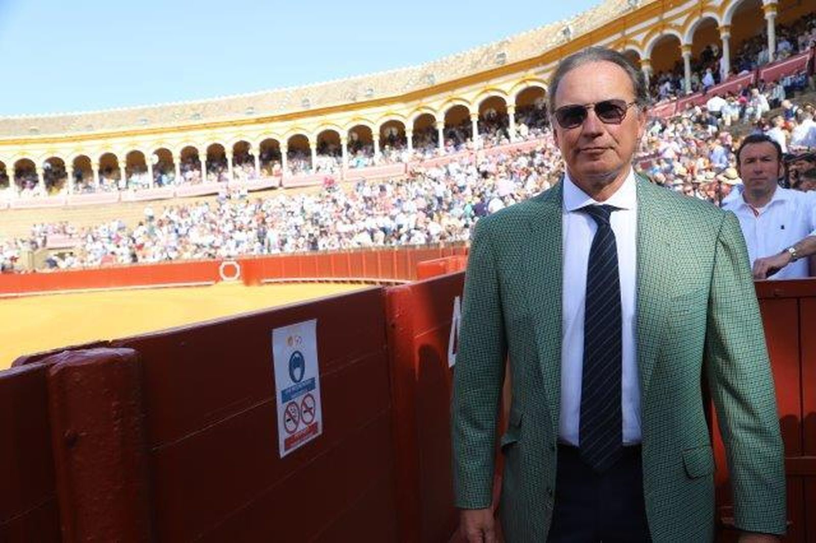 Los famosos y autoridades en la corrida de rejones de la Feria de Abril.