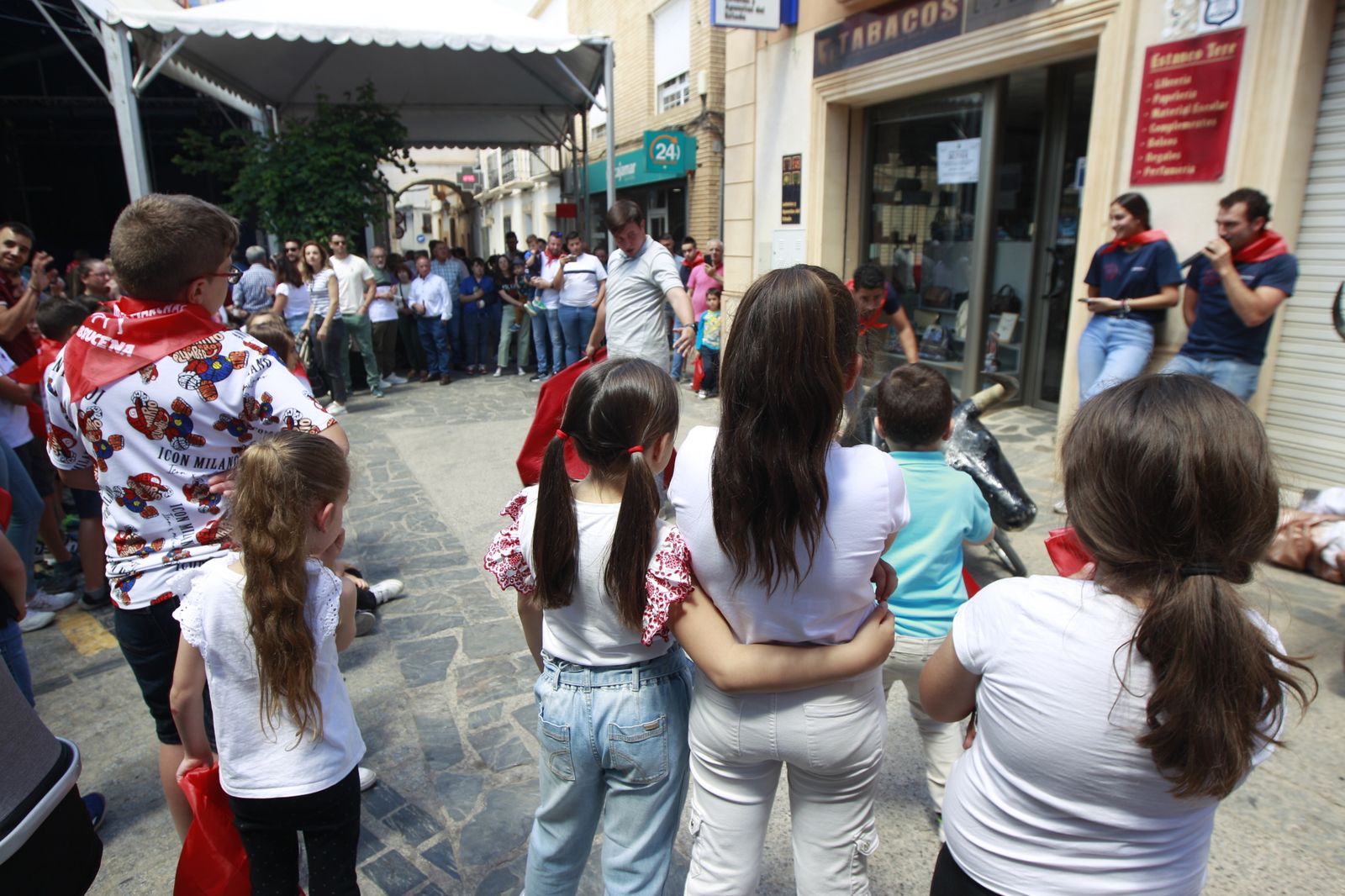 Imágenes de las Fiestas de Abrucena: concurso de mostos, encierro infantil y migas populares