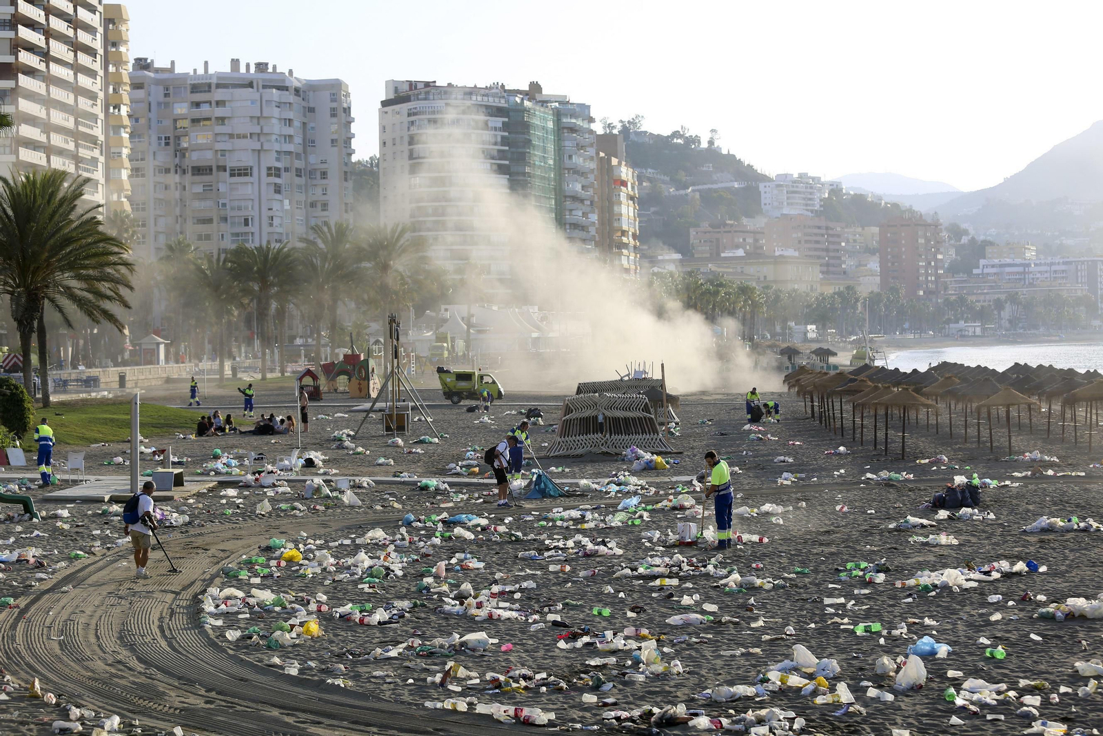 Las fotos de la basura en las playas de Málaga tras San Juan