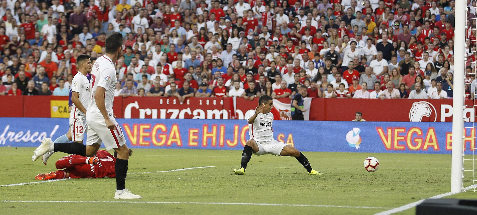 Ben Yedder marca con la zurda el 2-0 al Celta, a pase con la derecha de Sarabia.