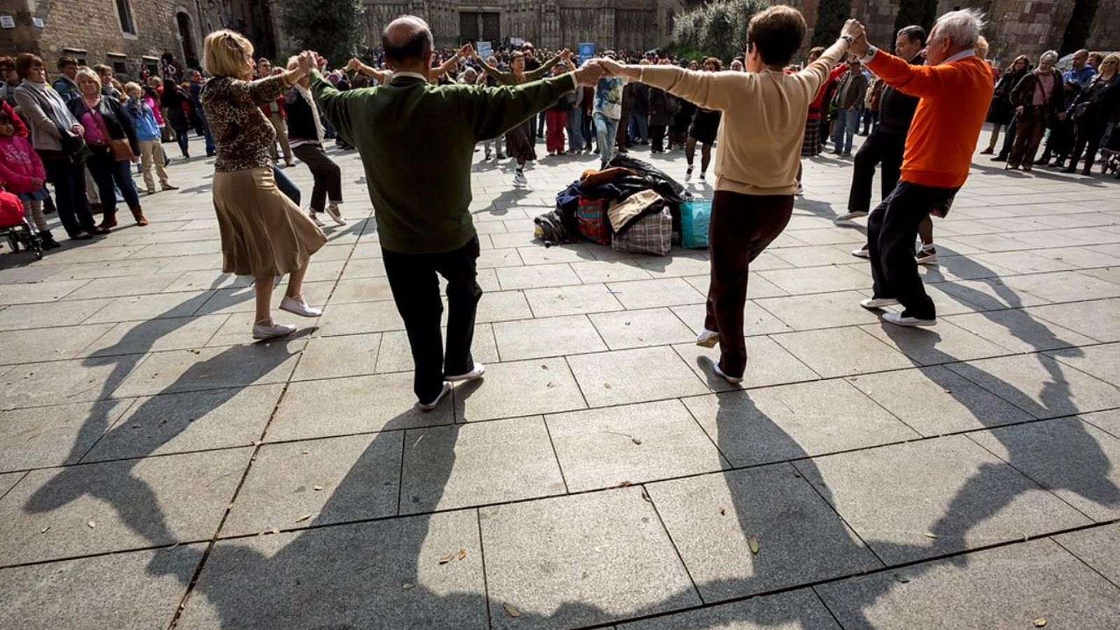 Baile grupal de una sardana tradicional en Cataluña.