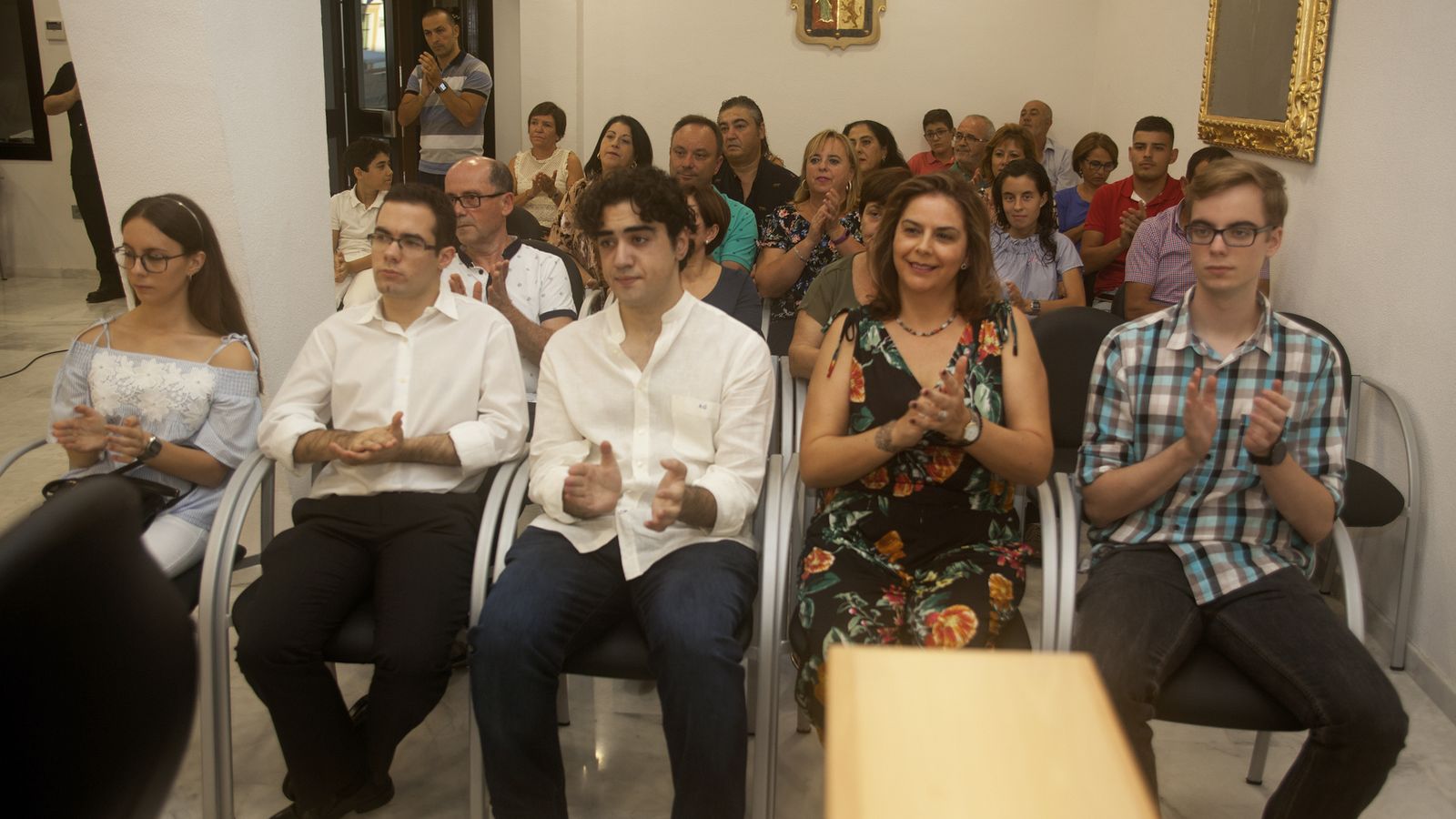 Alumnos y familiares aplauden durante el acto de entrega de becas, este viernes, en Mairena del Alcor.