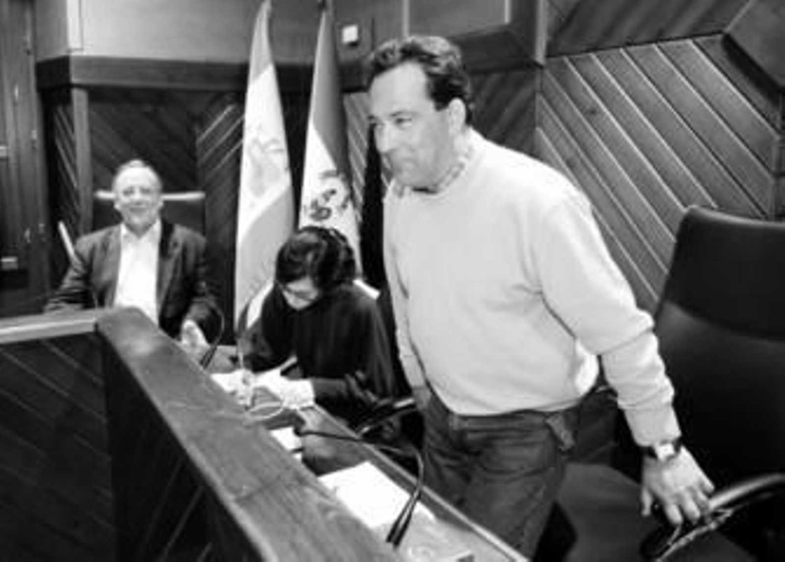 El alcalde se sienta en su silla de presidente del Pleno, durante la pasada sesión ordinaria.