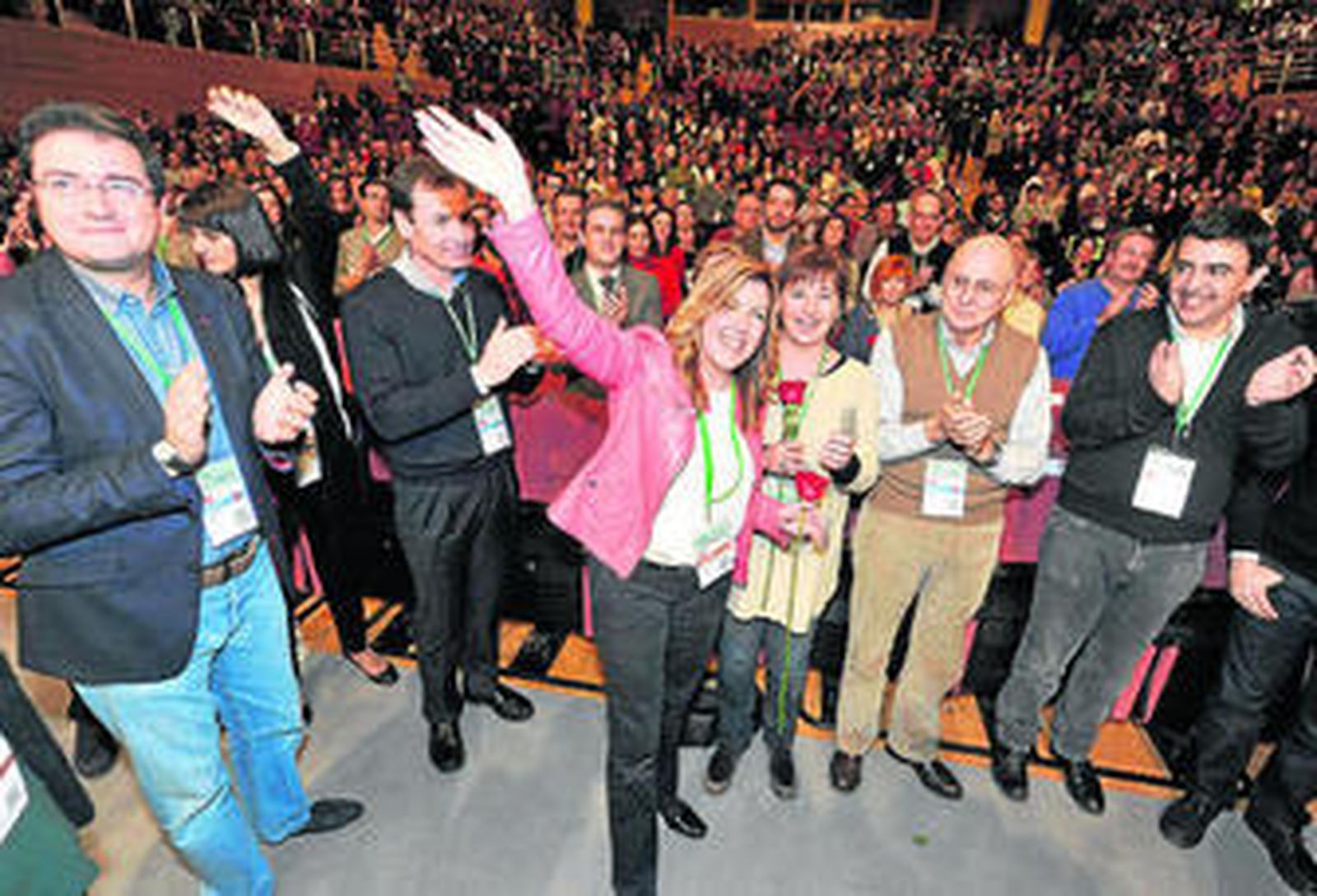 Dirigentes del PSOE junto con los delegados andaluces llegados desde municipios de toda Andalucía arroparon a Díaz en Granada.