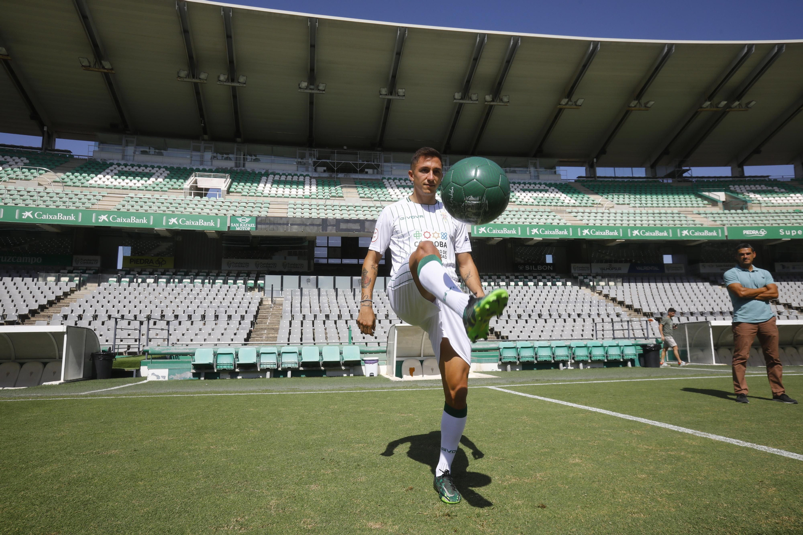 Las imágenes de la presentación de Christian Carracedo con el Córdoba CF