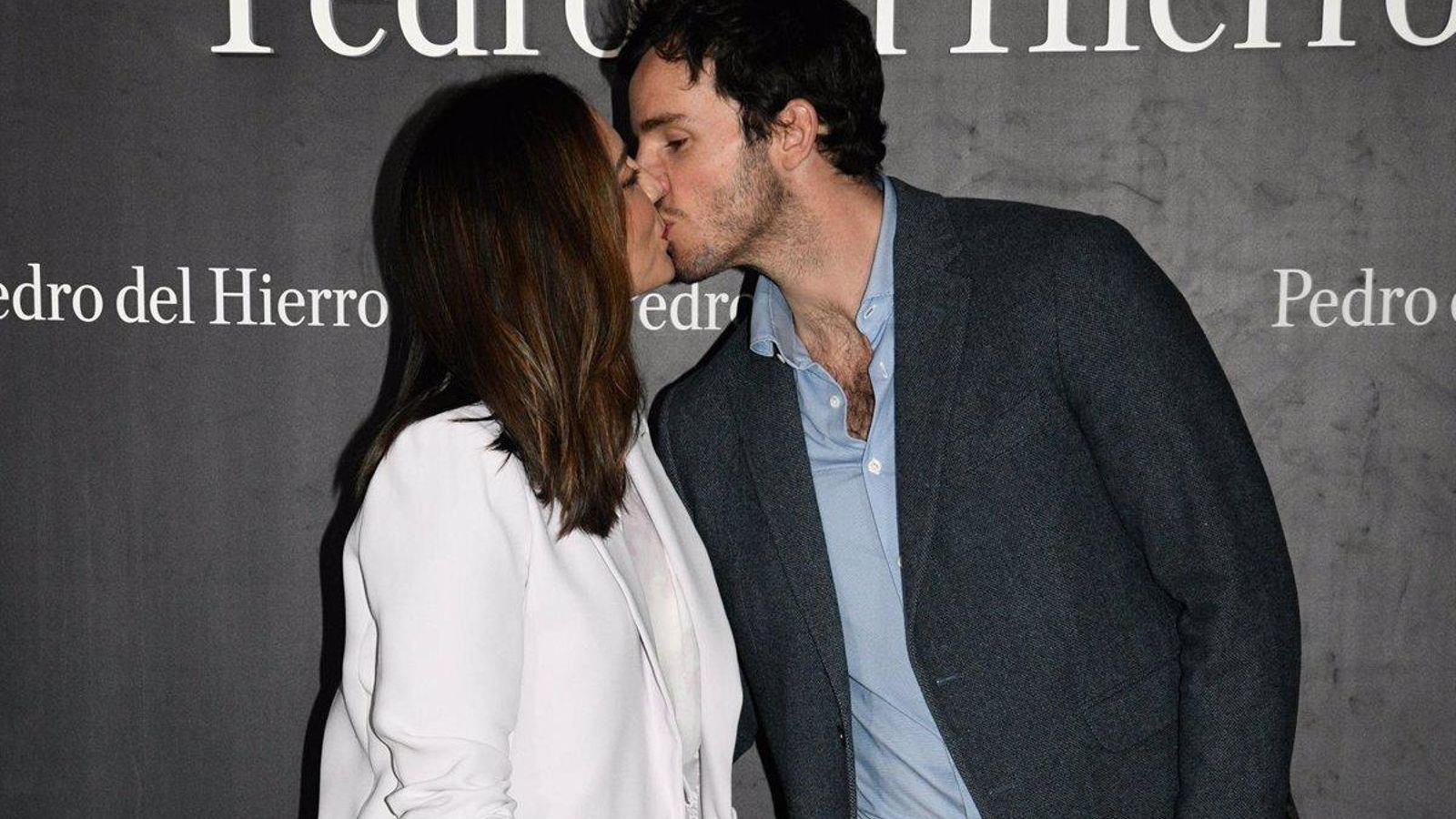 Tamara Falcó e Íñigo Onieva se besan en la alfombra roja de la Mercedes-Benz Fashion Week. Tamara Falcó e Íñigo Onieva se besan en la alfombra roja de la Mercedes-Benz Fashion Week.