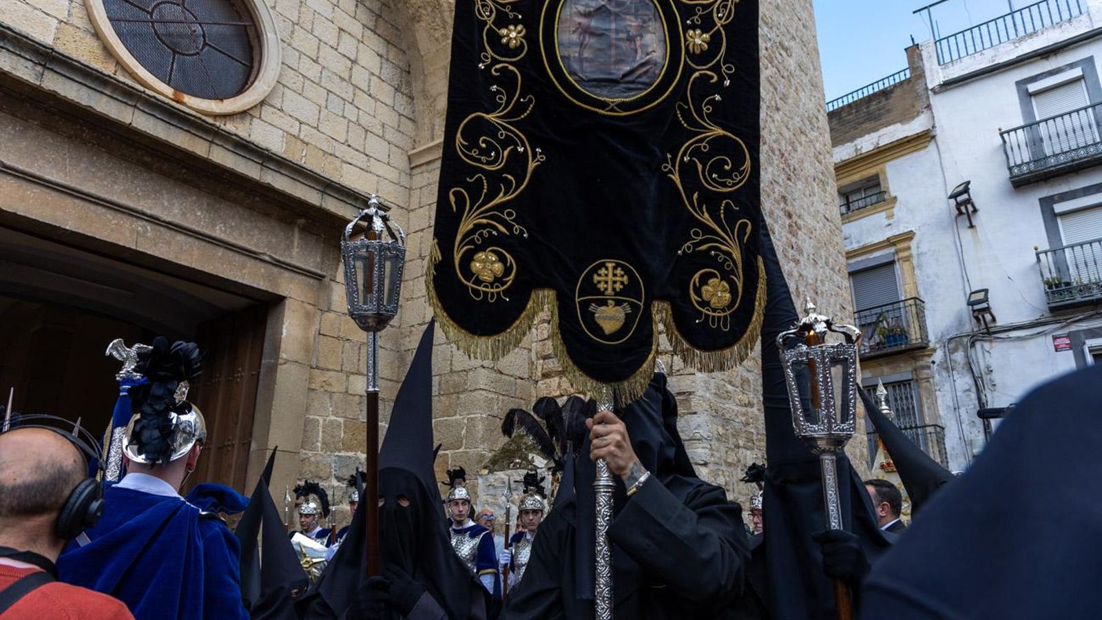 Luto y duelo en la noche del Viernes Santo, en imágenes