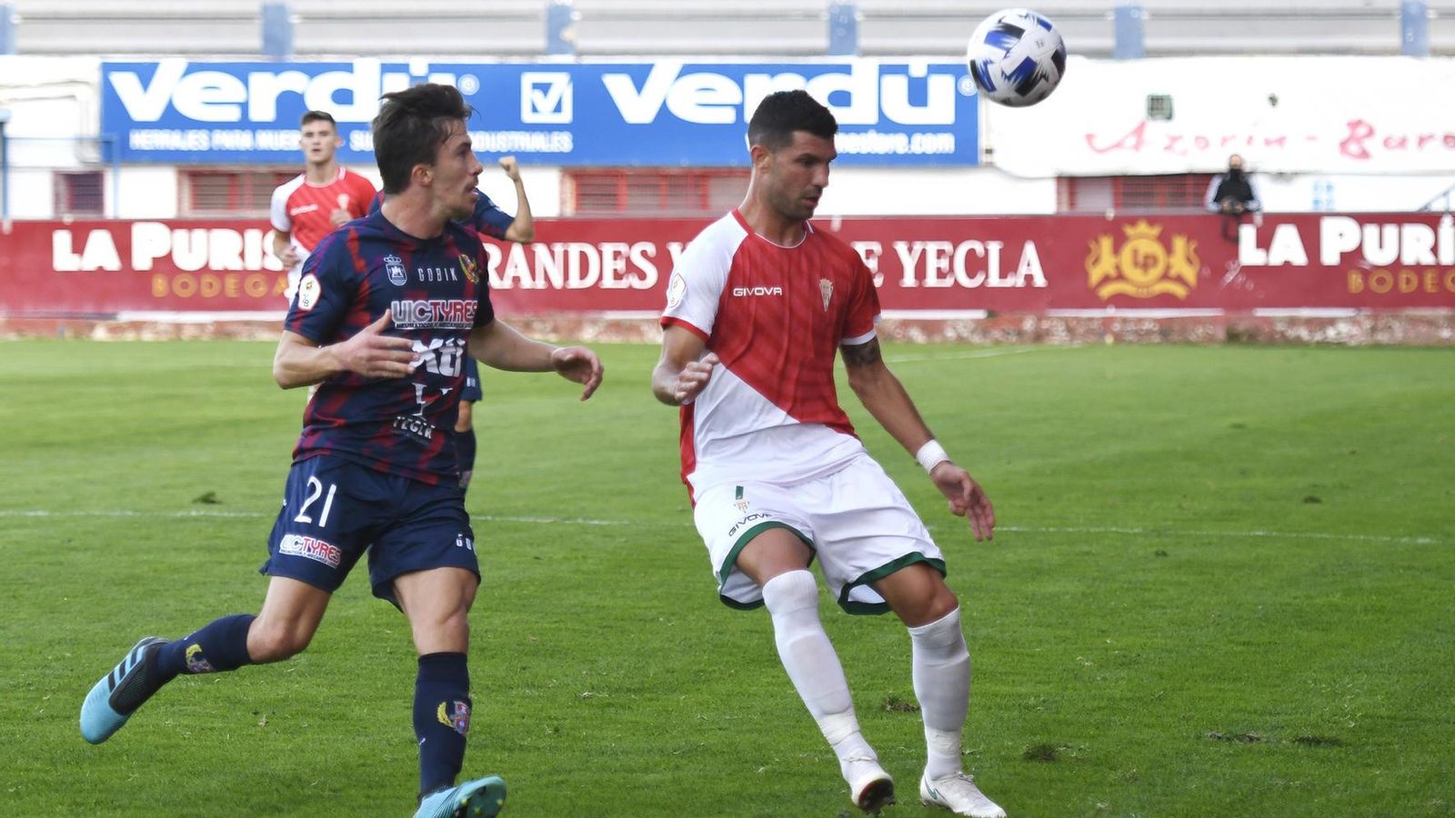 Willy protege un balón ante la llegada de Luis Castillo.