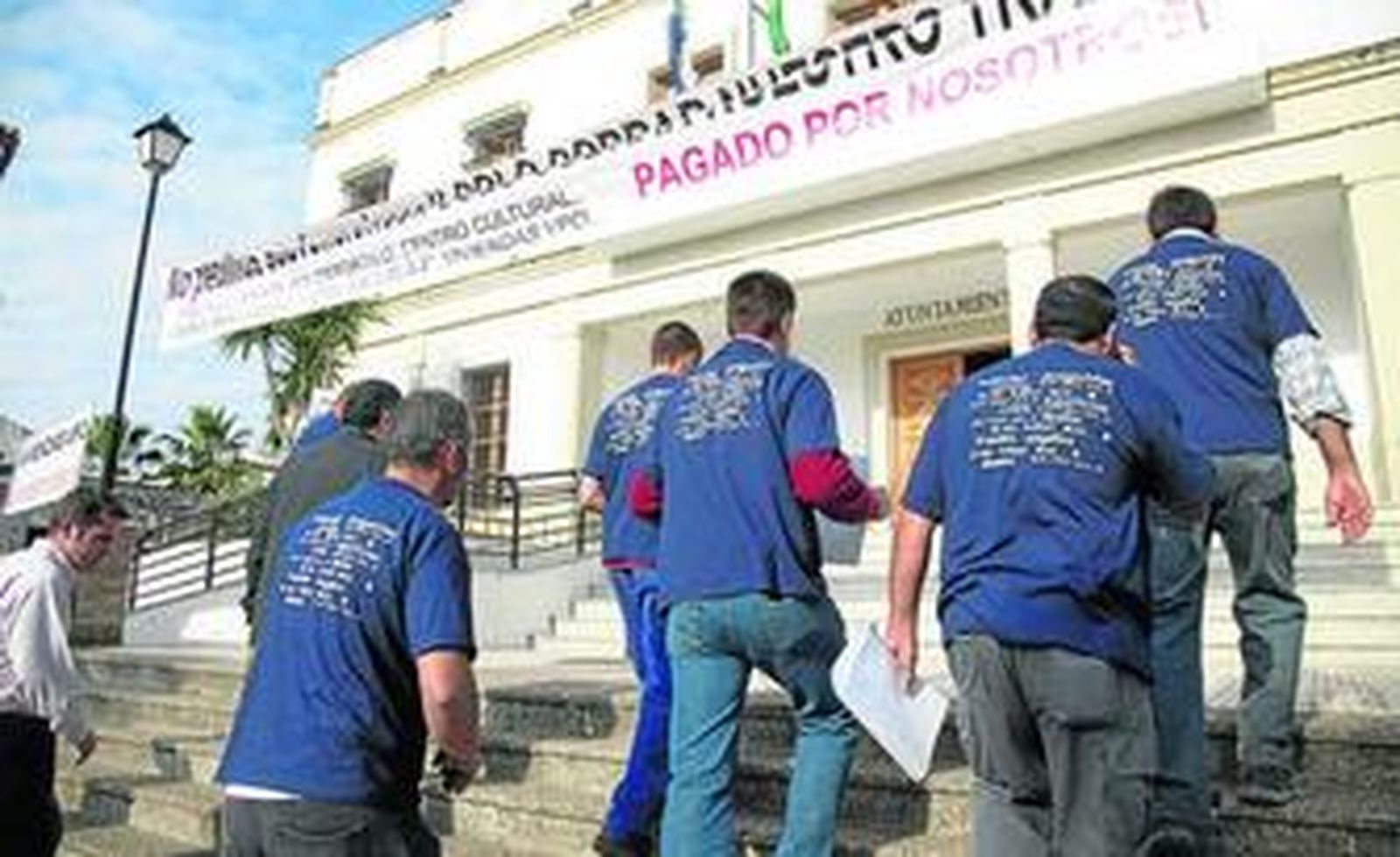 Trabajadores de la empresa Aroa durante una protesta, el pasado verano, por los impagos del Ayuntamiento de Castilleja de Guzmán.