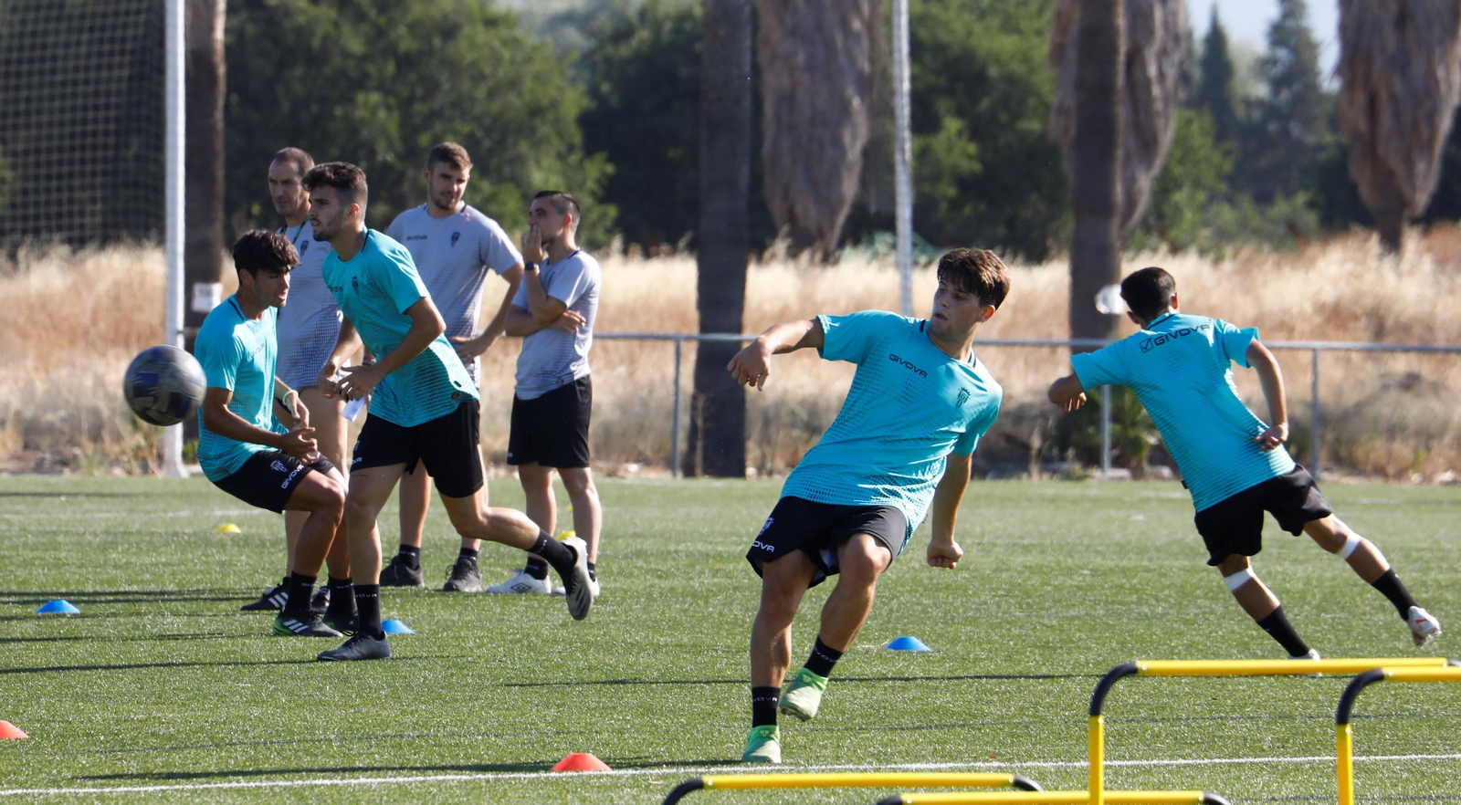 Diego Caro y su cuerpo técnico siguen al fondo el entrenamiento del Córdoba B. Diego Caro y su cuerpo técnico siguen al fondo el entrenamiento del Córdoba B.