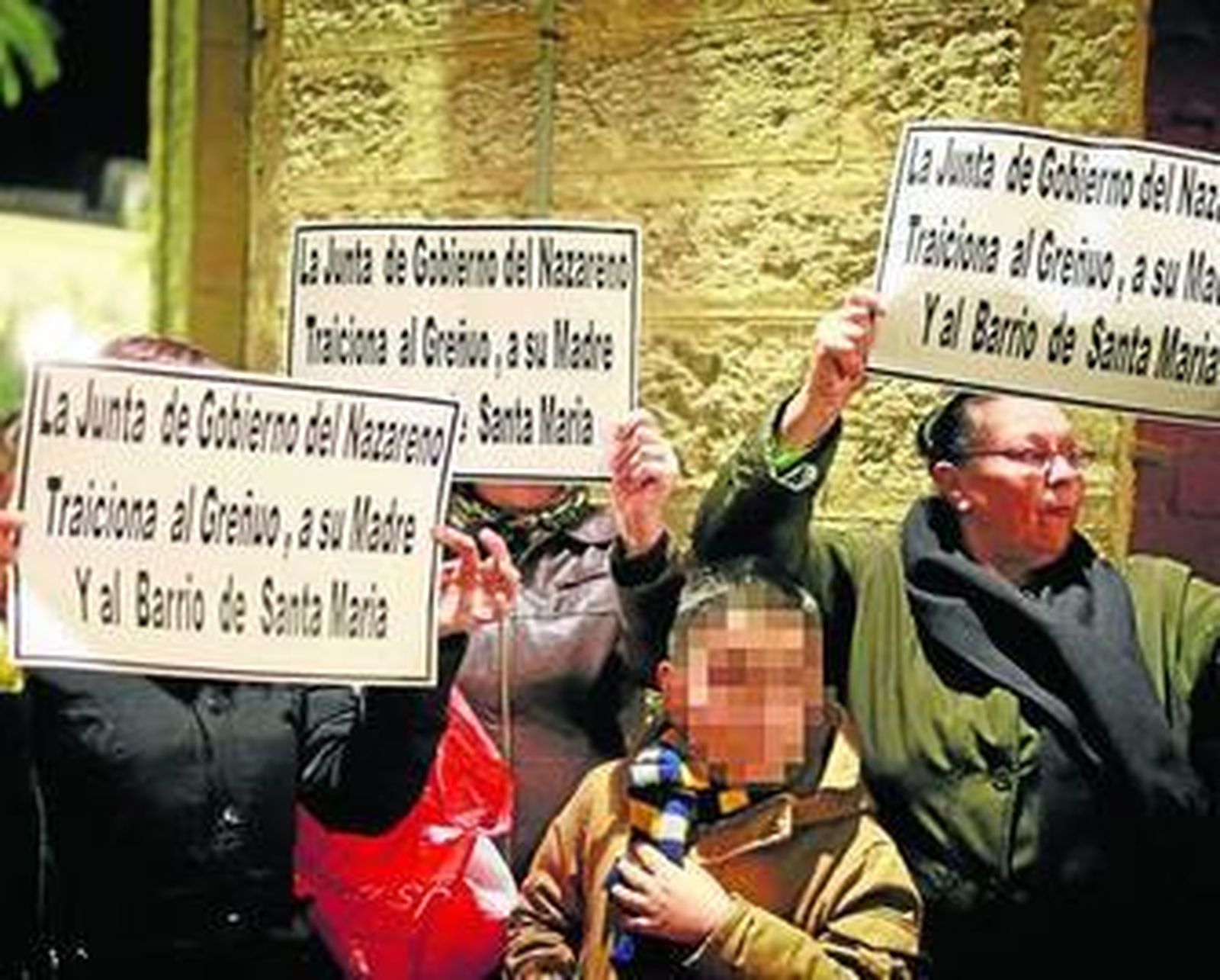 Algunas de las protestas que 'acompañaron' al vía crucis del Nazareno.