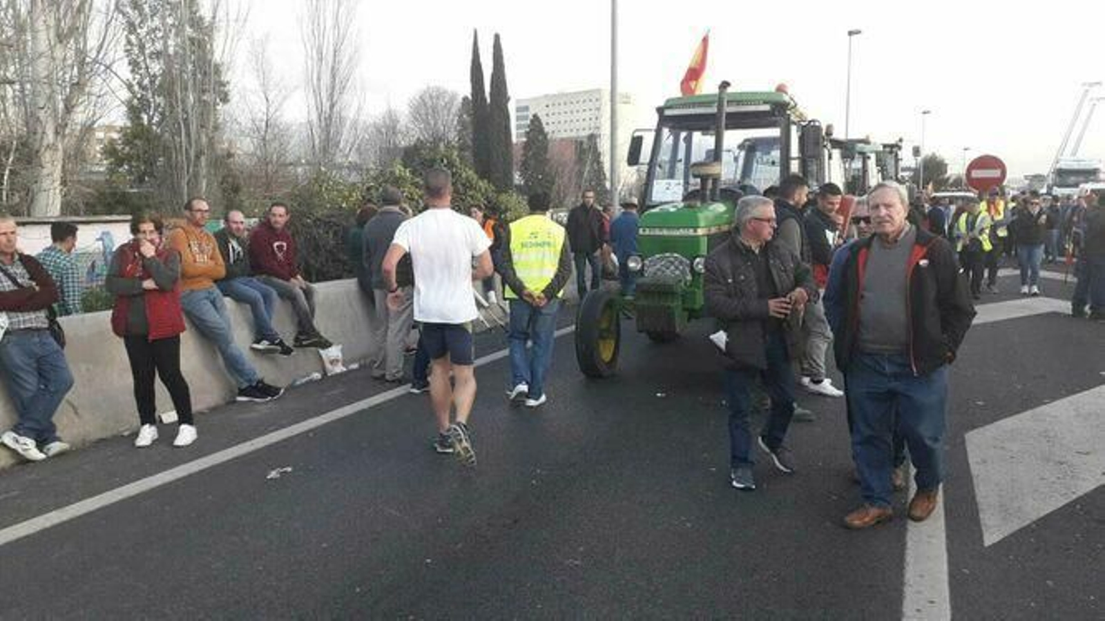 La manifestación del campo abandona la ciudad y se reabre el tráfico en la A-44