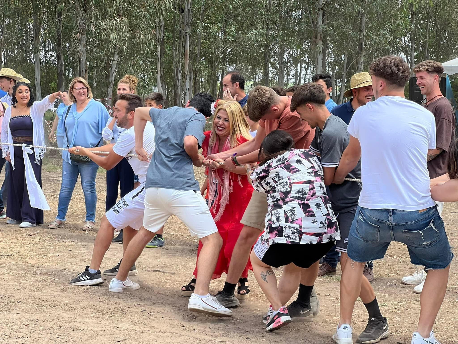 La alcaldesa, participando en el juego de la cuerda. La alcaldesa, participando en el juego de la cuerda.