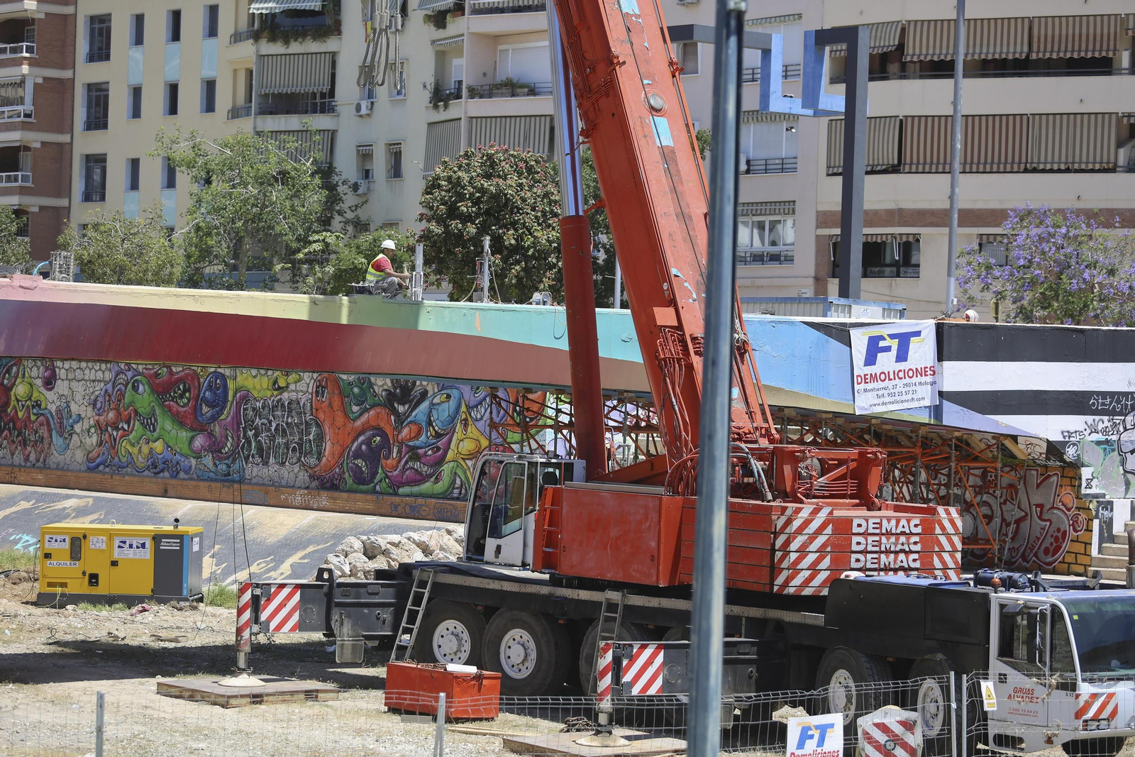 La demolición del puente peatonal junto al CAC Málaga. La demolición del puente peatonal junto al CAC Málaga.
