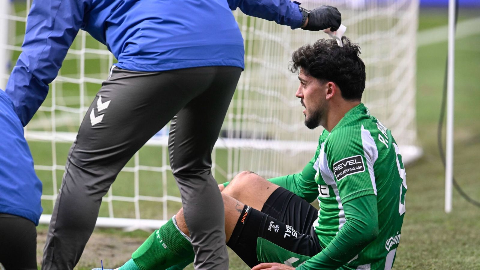Fornals es atendido tras llevarse un fuerte golpe en la cabeza en el partido ante el Oviedo.