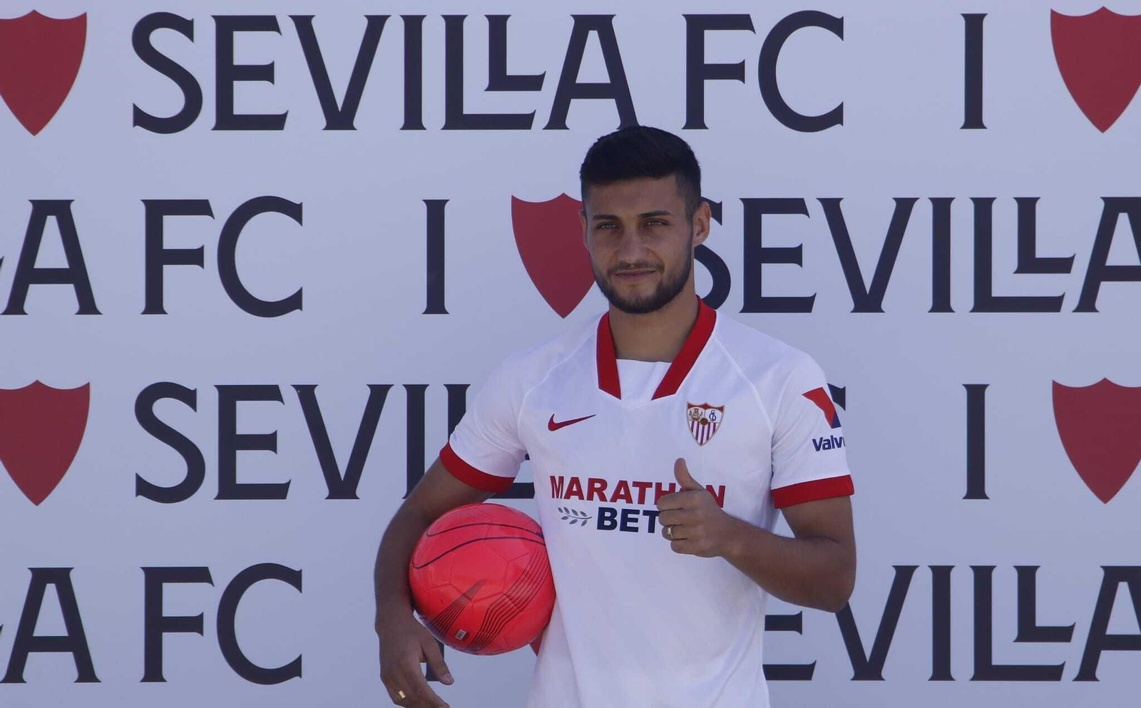Óscar Rodríguez posa con la nueva camiseta del Sevilla.