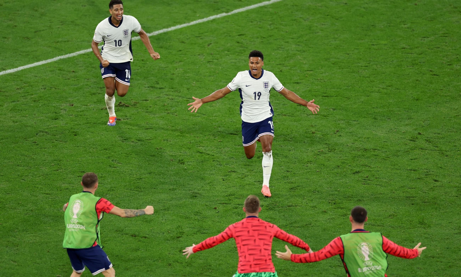 Ollie Watkins celebra tras anotar el segundo tanto de su selección, el del pase a una nueva final. Ollie Watkins celebra tras anotar el segundo tanto de su selección, el del pase a una nueva final.