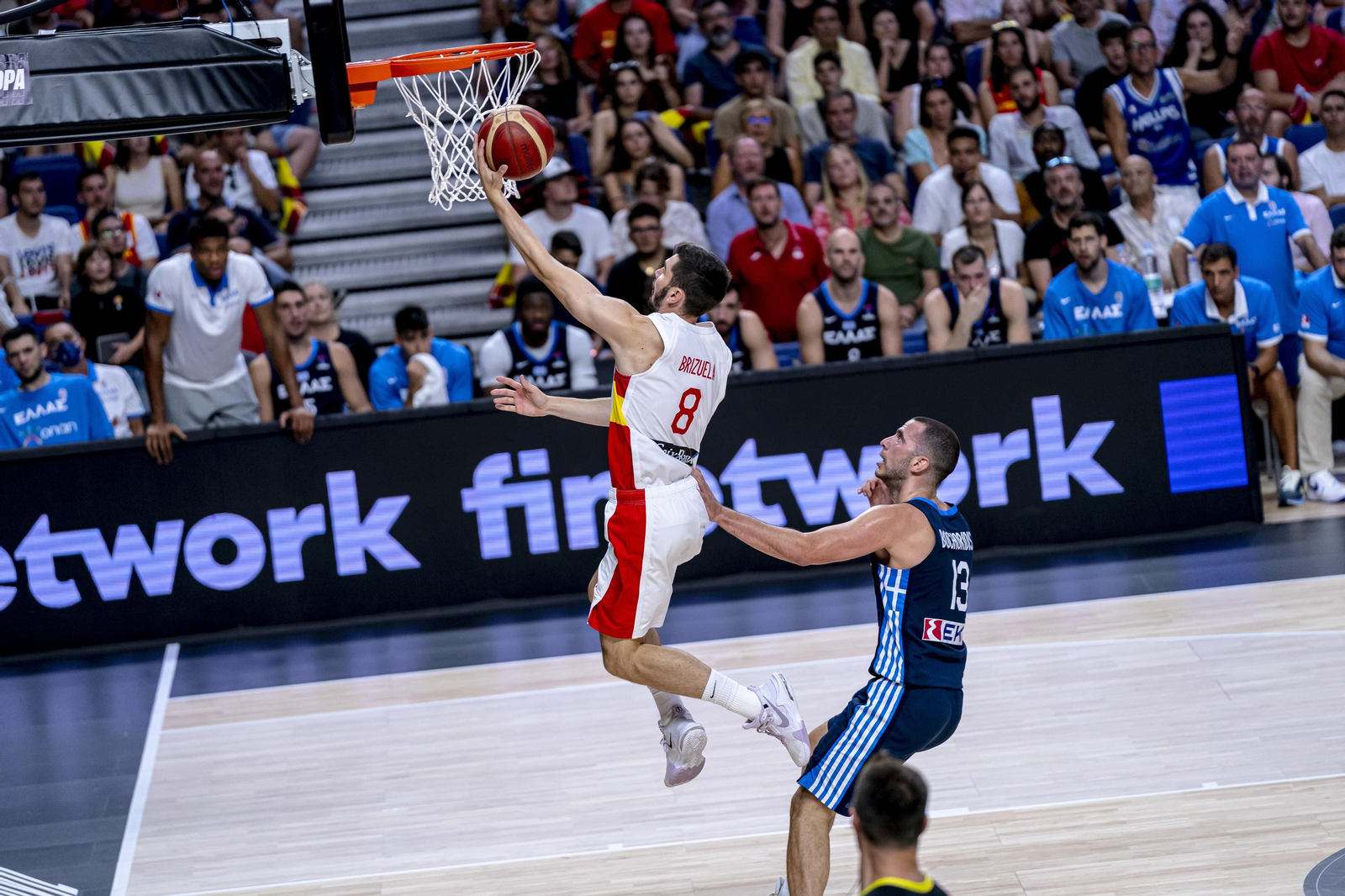 Darío Brizuela deja una bandeja ante Grecia.
