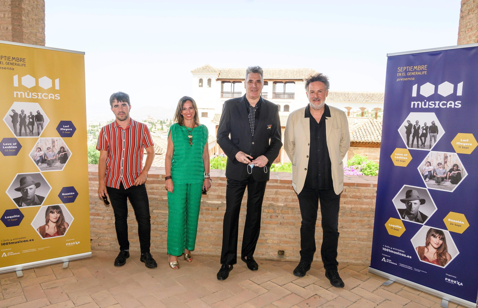 La directora general del Patronato de la Alhambra y el Generalife, Rocío Díaz, junto al cantante Loquillo, Alejandro Méndez del grupo Lori Meyers y al organizador del evento, Pepe Rodríguez.