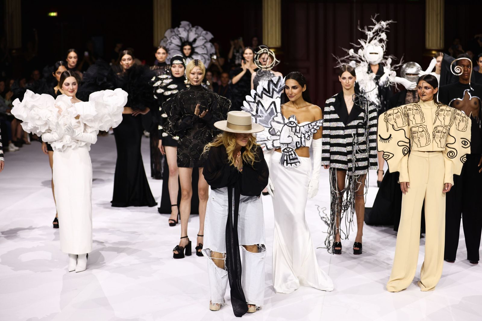 El desfile de la colección 'Fieras' de Juana Martín en París, en imágenes