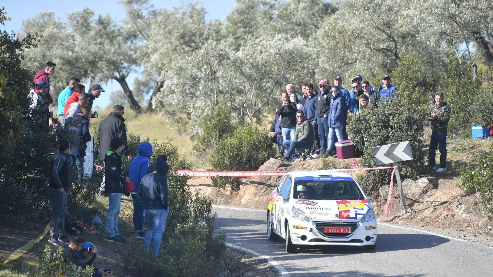 Un coche traza una curva plagada de público en el tramo de Cerrobejuelas.