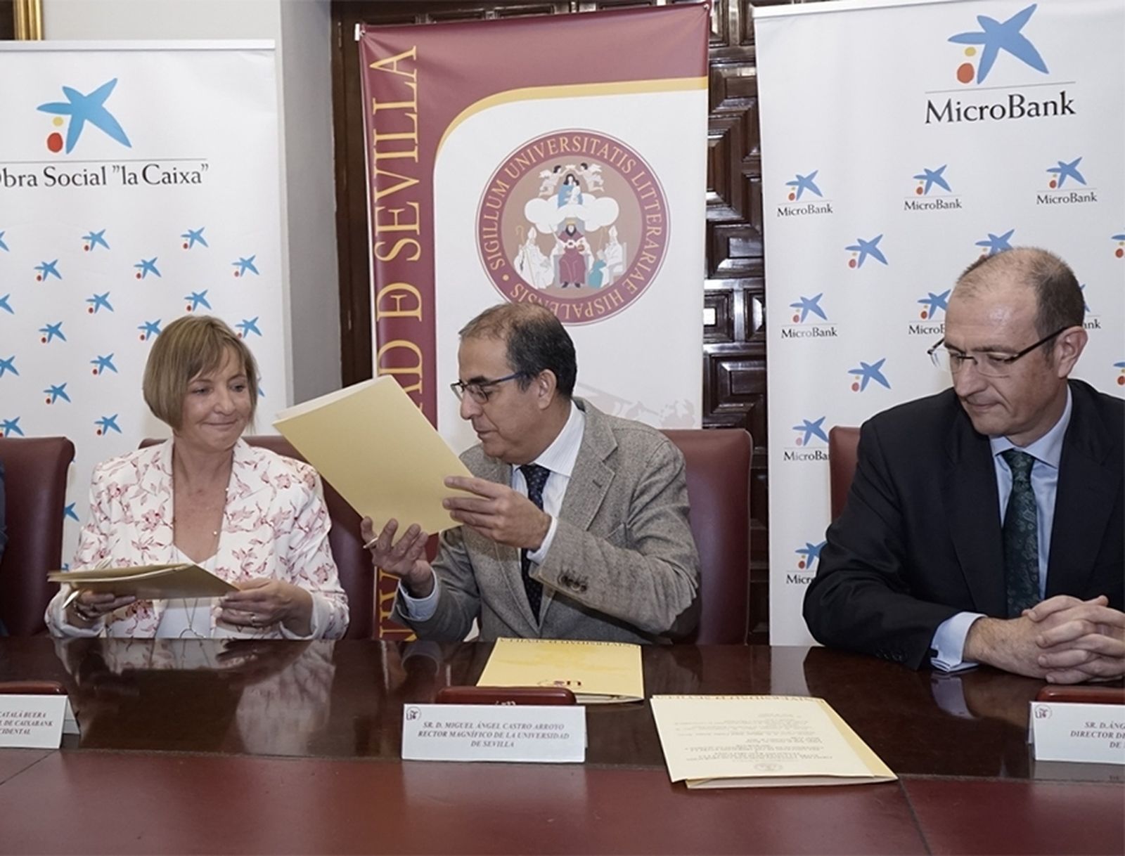 Firma del convenio entre la US y MicroBank