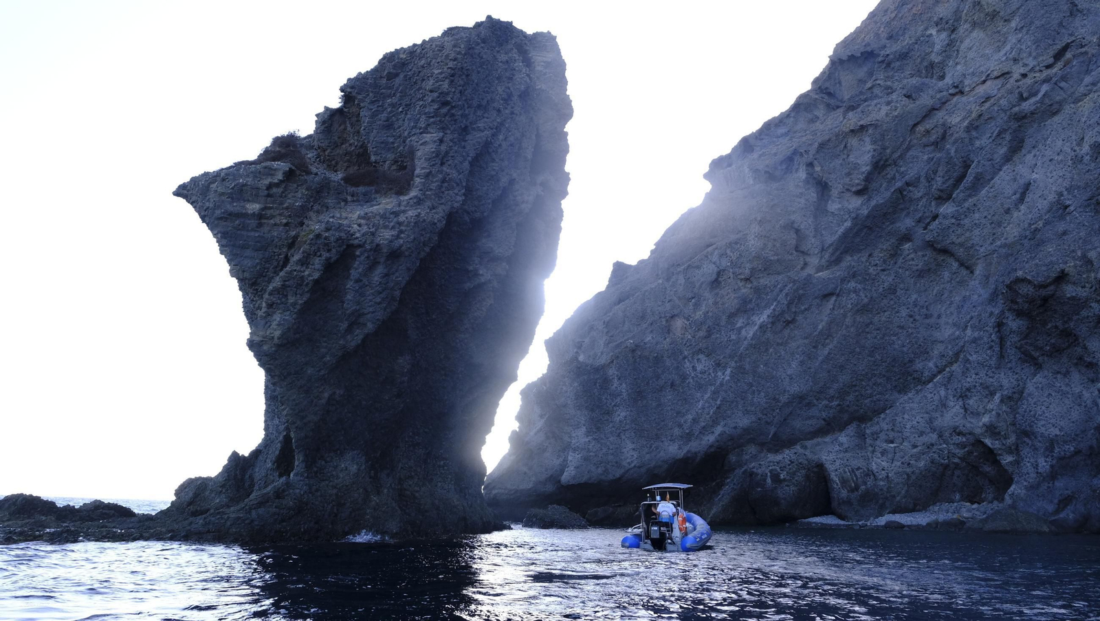 Una jornada con el servicio marítimo de la Policía Local de Níjar, en imágenes