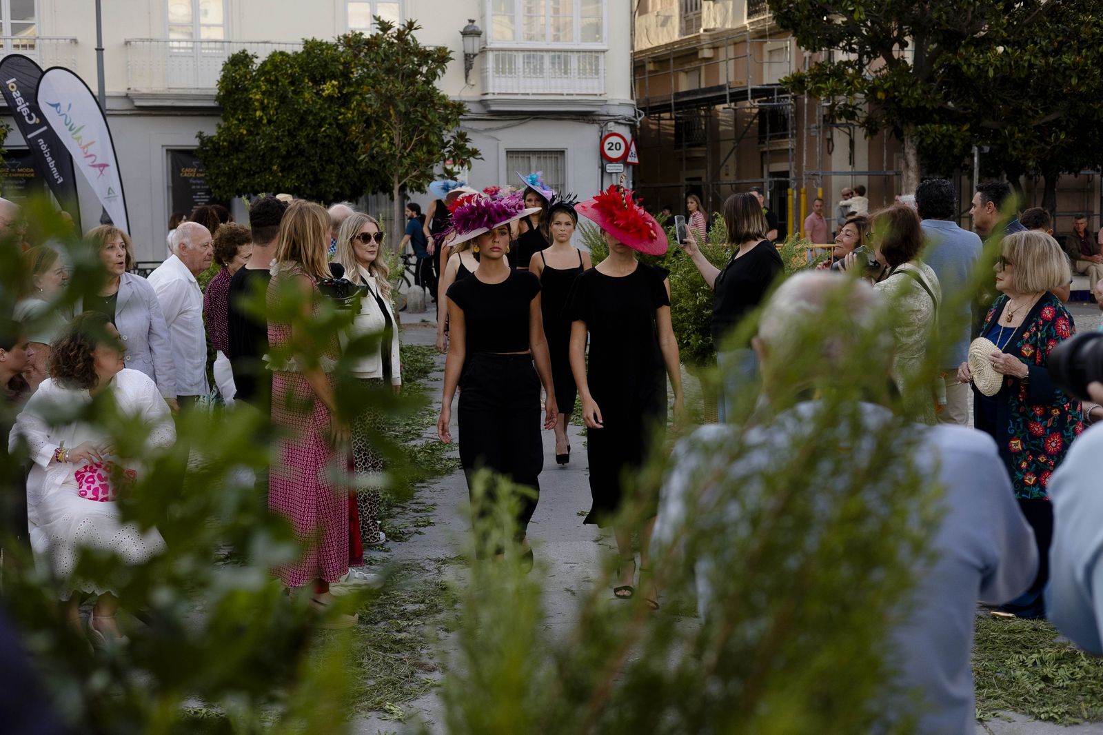 Imágenes del desfile "Cádiz de moda, Cádiz emprende" en la plaza de San Antonio.
