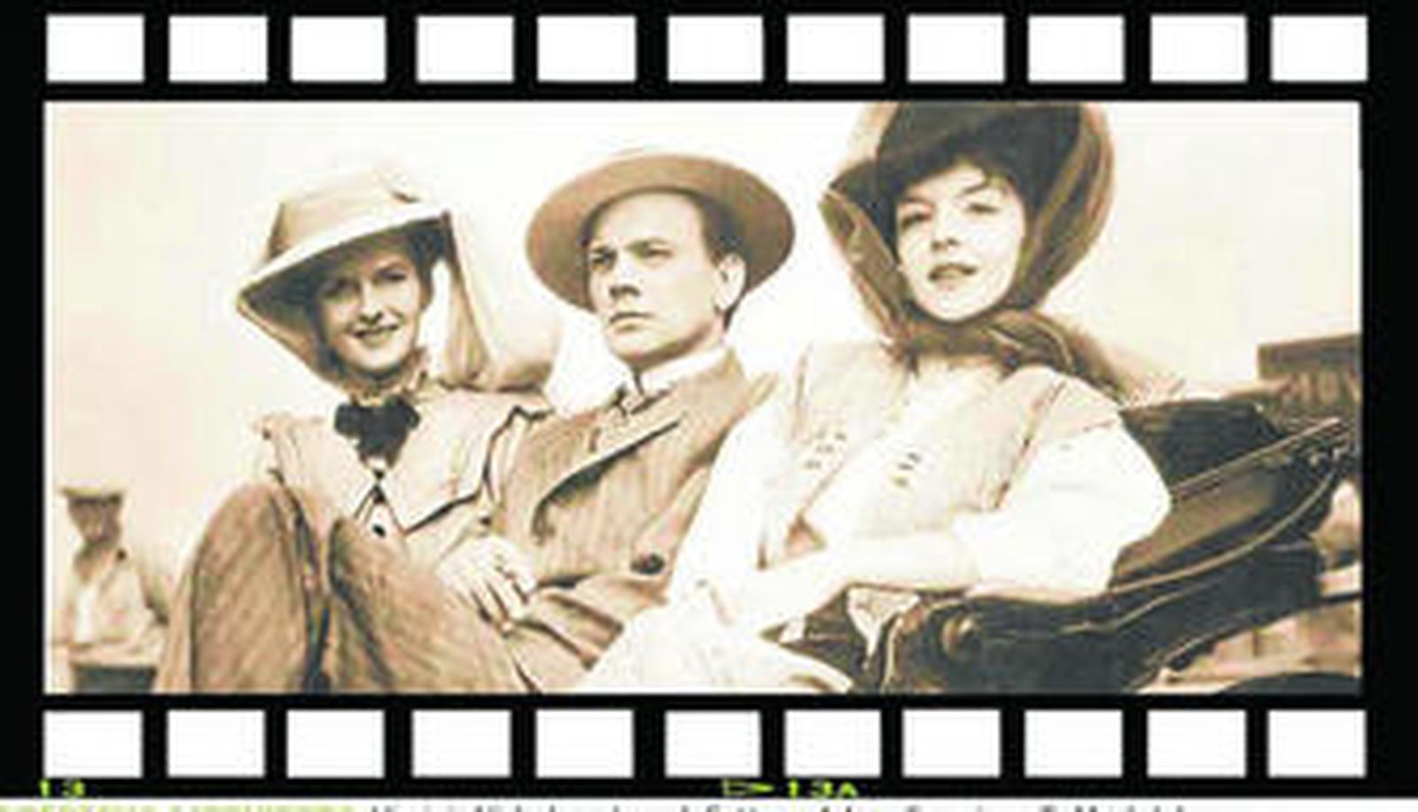Fotograma de la película, con Joseph Cotten en el centro.