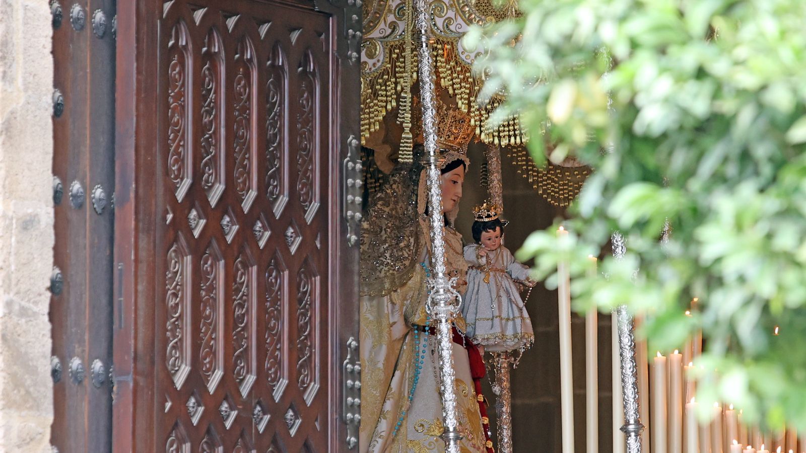 Procesión de Madre de Dios del Rosario de Capataces y Costaleros en Jerez